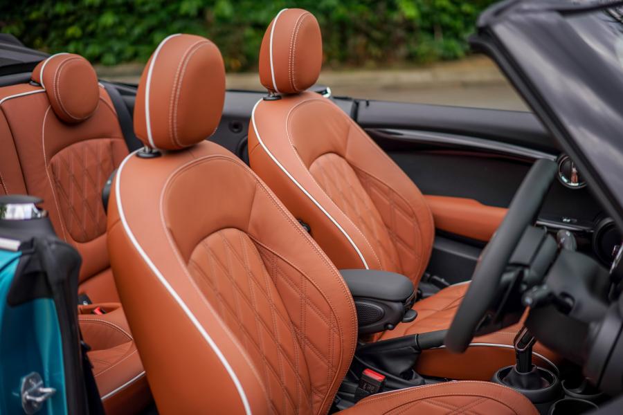 Интерьер Mini Cooper S Cabrio (F57) 2018 года  (MY) (фото 18 из 20)